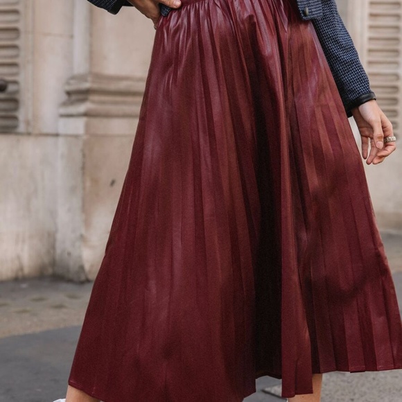 Wine vegan leather pleated accordion midi SKIRT - Picture 2 of 5